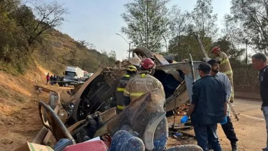 Ônibus que transportava torcedores do Corinthians de volta a São Paulo, bateu e deixou sete mortos