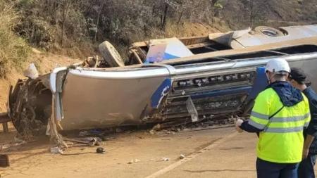 Ônibus que transportava torcedores do Corinthians perde controle e bate em barranco