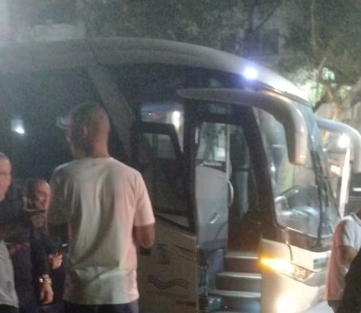 Ônibus com 28 PMs é abordado por bandidos em tentativa de assalto no Rio de Janeiro