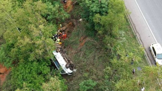 Ônibus saiu da pista e caiu de um desnível de seis metros