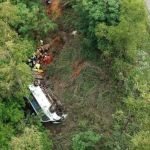 Ônibus capota na BR-040, 20 pessoas ficam feridas, três morrem e três estão em estado grave