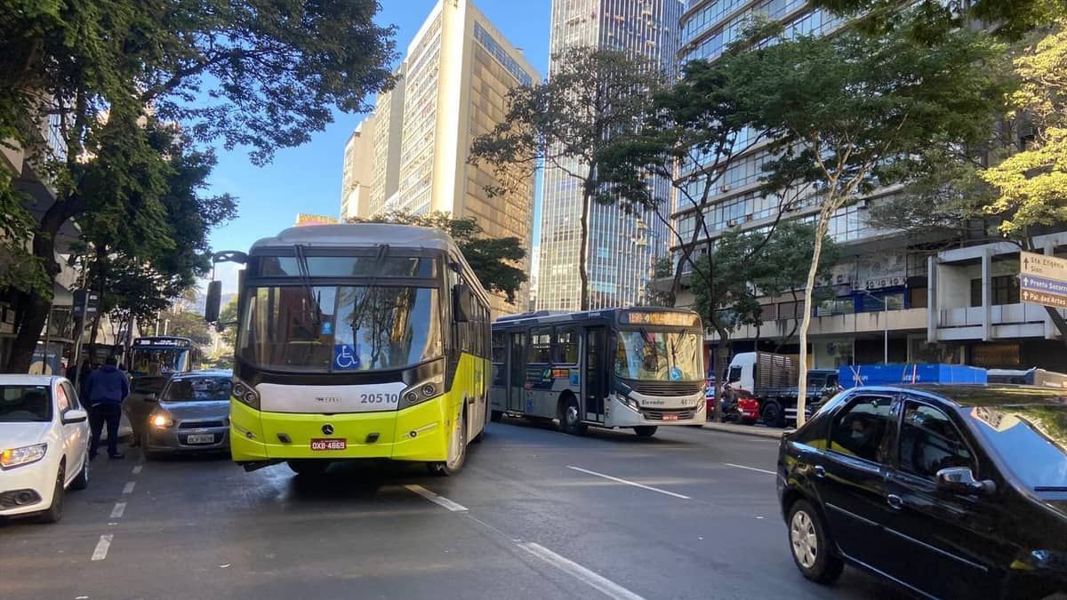 Vídeo: ônibus do Move estraga e fica atravessado  na avenida Afonso Pena em Belo Horizonte  