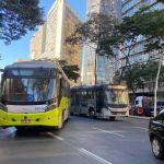 Vídeo: ônibus do Move estraga e fica atravessado  na avenida Afonso Pena em Belo Horizonte  