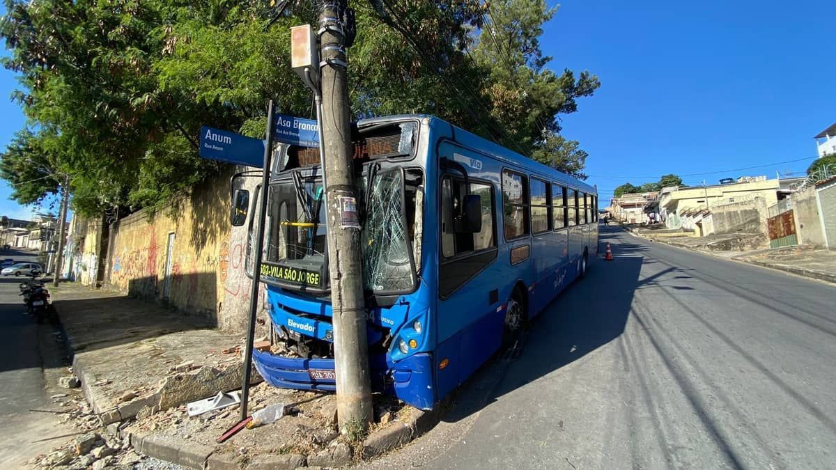 Vídeo: ônibus perde freio, atinge poste e muro de escola em Belo Horizonte