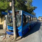 Vídeo: ônibus perde freio, atinge poste e muro de escola em Belo Horizonte