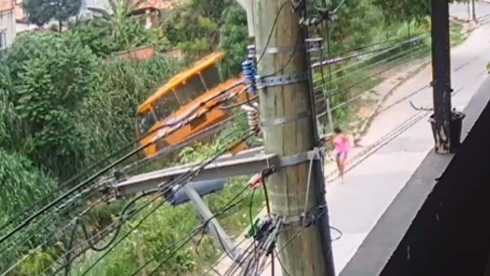 Vídeo mostra ônibus suplementar caindo dentro de córrego em BH após perder freio