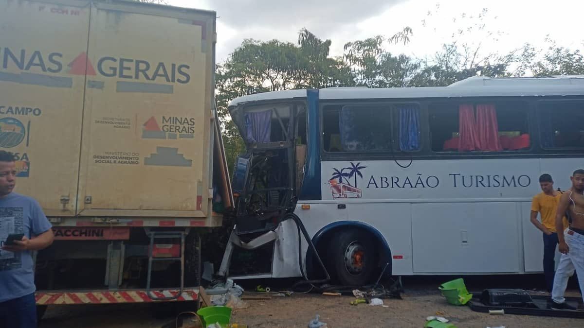 Jovem morre e três ficam feridos em batida de ônibus e caminhão 