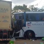 Jovem morre e três ficam feridos em batida de ônibus e caminhão 