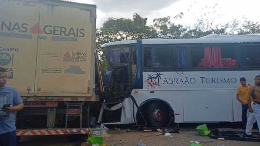 Ônibus teve a frente destruída
