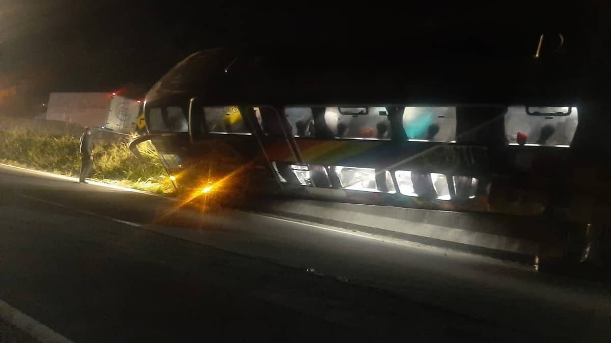 Ônibus com 53 passageiros tomba na Fernão Dias no Sul de Minas 