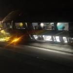 Ônibus com 53 passageiros tomba na Fernão Dias no Sul de Minas