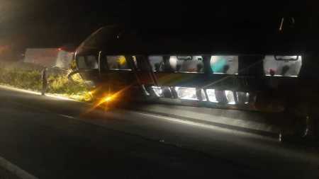 Ônibus tombou na Rodovia Fernão Dias em Três Corações no Sul de Minas, sentido BH