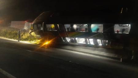 Ônibus tombou na Rodovia Fernão Dias em Três Corações no Sul de Minas, sentido BH