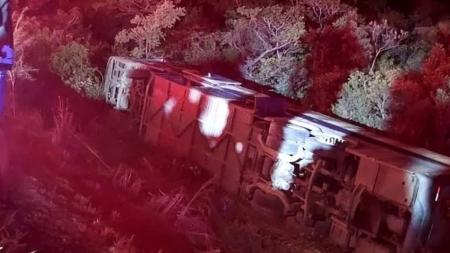 Ônibus tombou próximo ao km 270