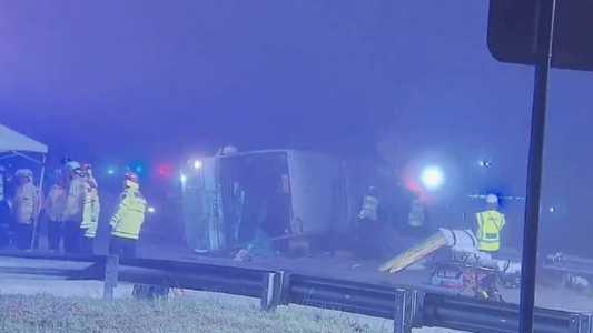 Ônibus tombou voltando de uma festa de casamento
