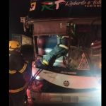 Batida entre ônibus de viagem e carreta deixa guia turístico ferido na BR-251, em Francisco Sá