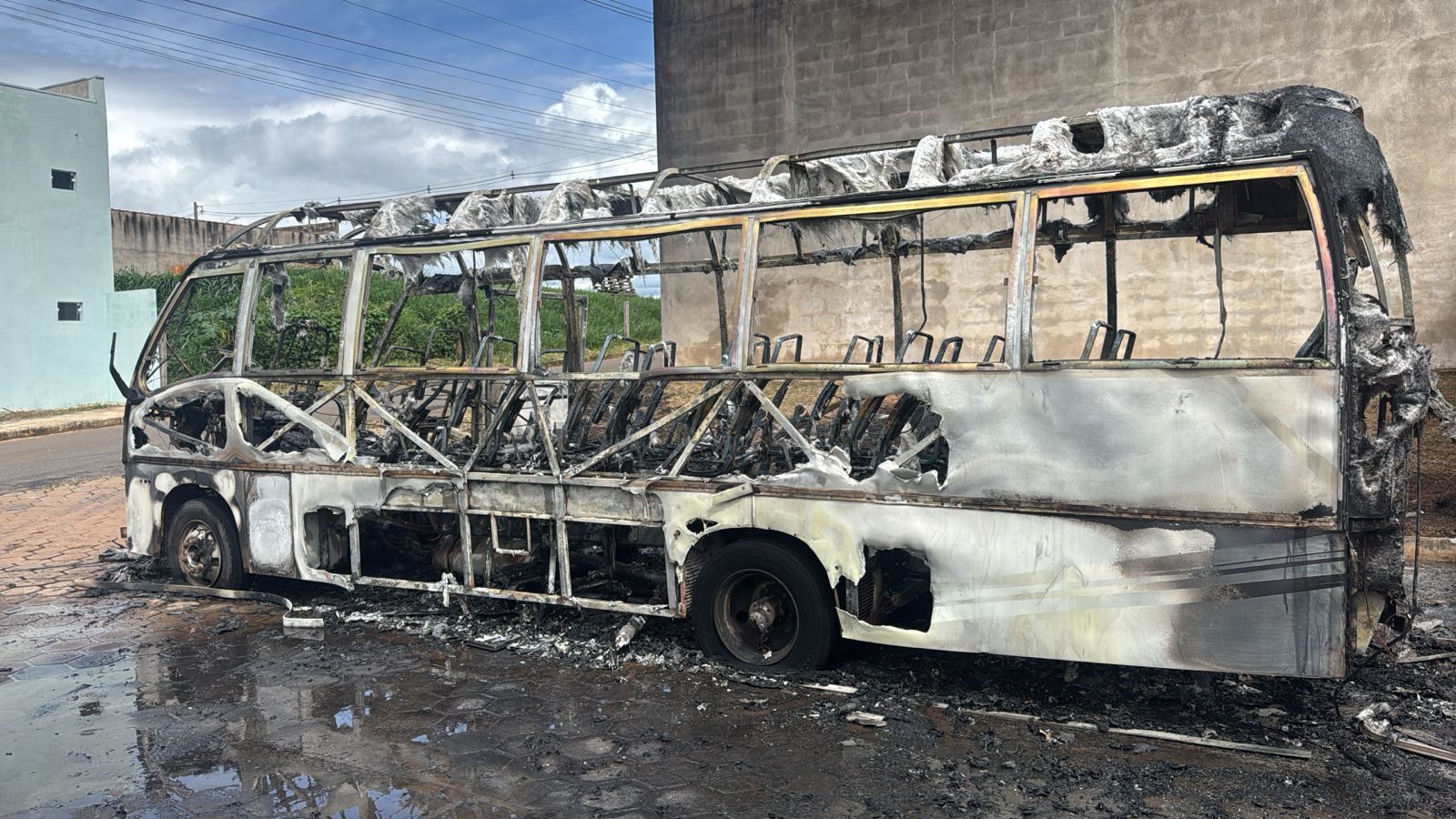 Ônibus da Prefeitura de Paraguaçu pega fogo ao sair da garagem
