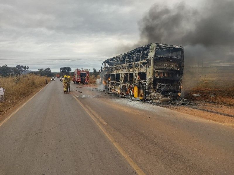 Ônibus com 57 passageiros pega fogo e é destruído em Unaí (MG); não há registro de vítimas