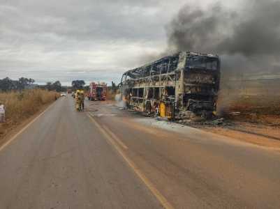 Ônibus fica carbonizado após incêndio