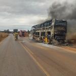 Ônibus com 57 passageiros pega fogo e é destruído em Unaí (MG); não há registro de vítimas