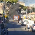 Vídeo: ônibus pega fogo e passageiros deixam veículo às pressas em Contagem