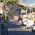 Vídeo: ônibus pega fogo e passageiros deixam veículo às pressas em Contagem