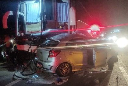 Batida entre carro e ônibus de viagem deixa um morto e outro ferido na BR-040 em MG
