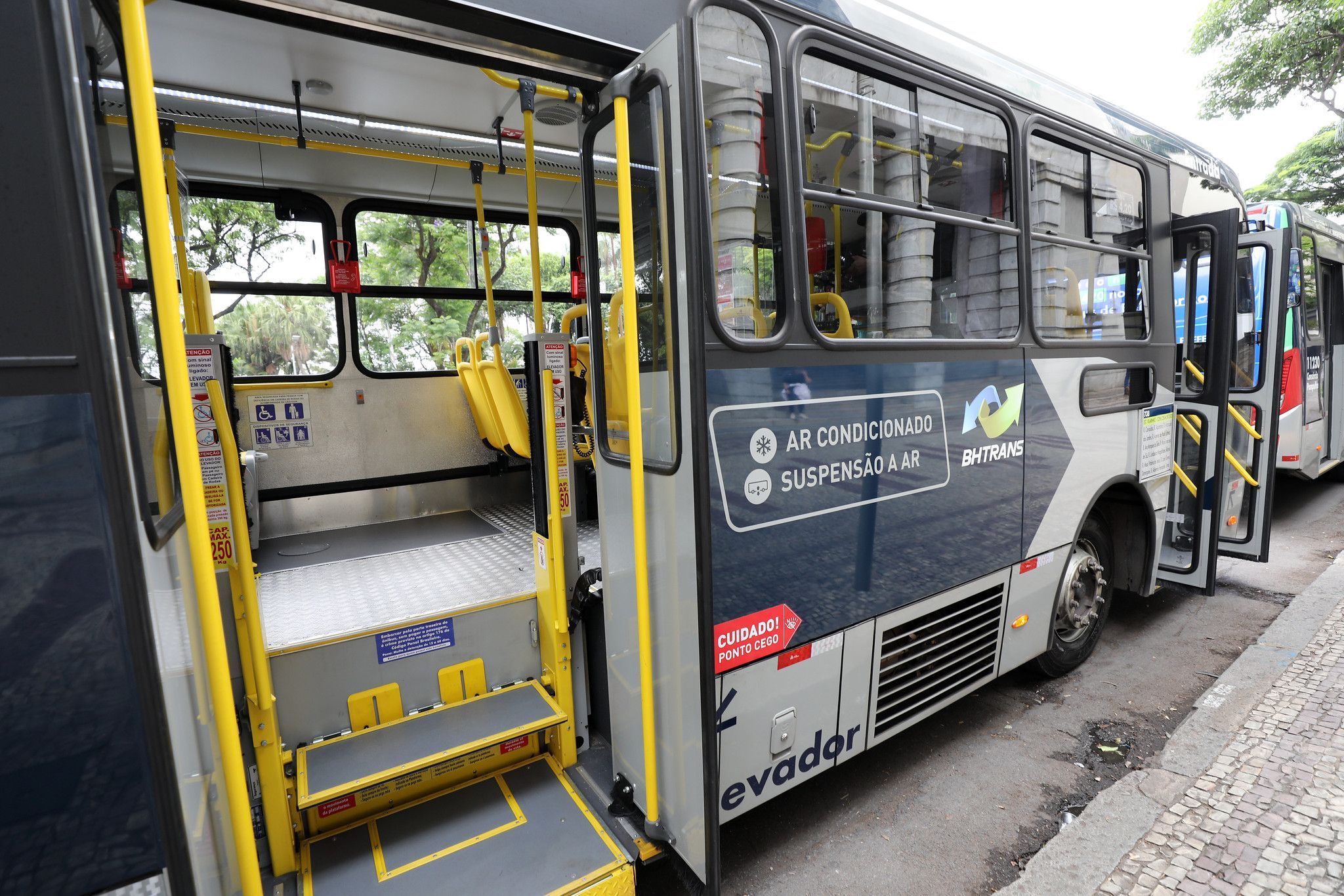 BH troca ônibus articulados por veículos menores e amplia número de viagens