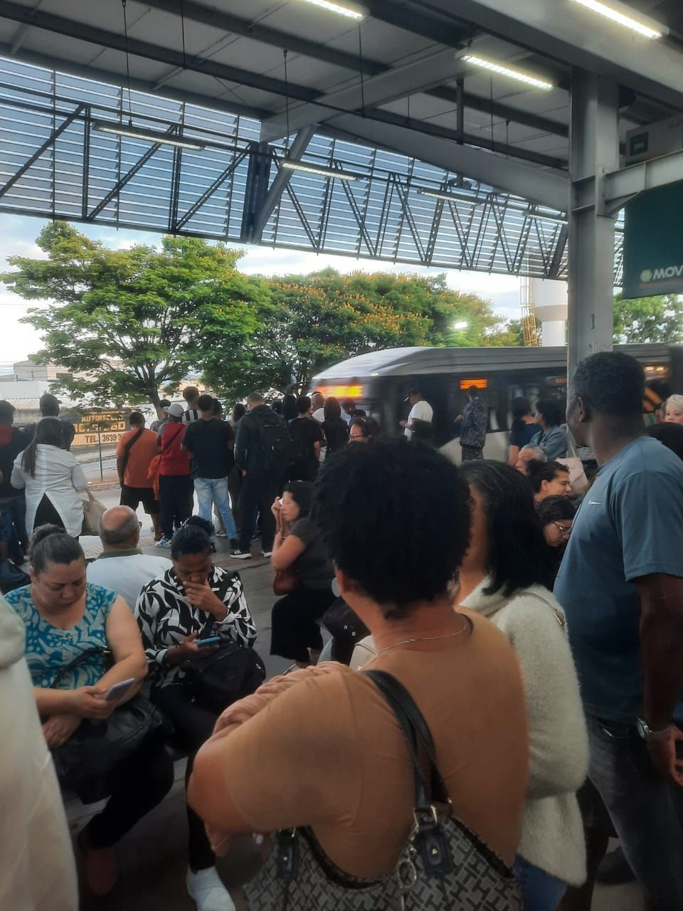 Passageiros enfrentam caos para embarcar no terminal de ônibus Justinópolis, na Grande BH