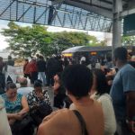 Passageiros enfrentam caos para embarcar no terminal de ônibus Justinópolis, na Grande BH