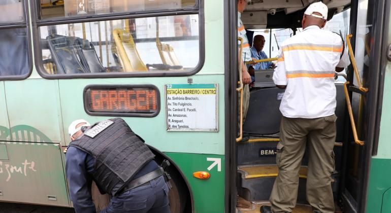 PBH apreende seis ônibus por irregularidades em operação de fiscalização no Barreiro