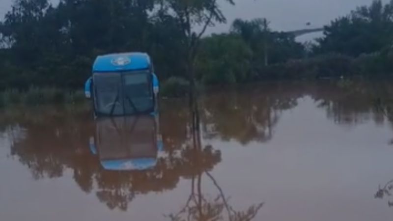 Por causa das chuvas, ônibus do Grêmio é encoberto pela água em CT