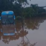 Por causa das chuvas, ônibus do Grêmio é encoberto pela água em CT
