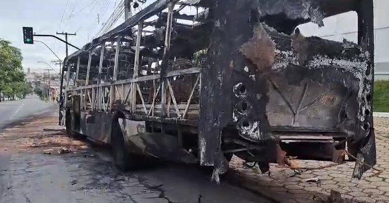 Ônibus incendiados em BH ainda interditam faixa da avenida Amazonas