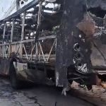 Ônibus incendiados em BH ainda interditam faixa da avenida Amazonas