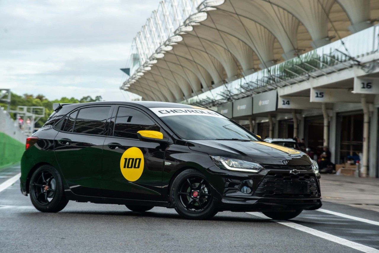 Chevrolet Onix feito para track day ganha motor da Montana e câmbio manual