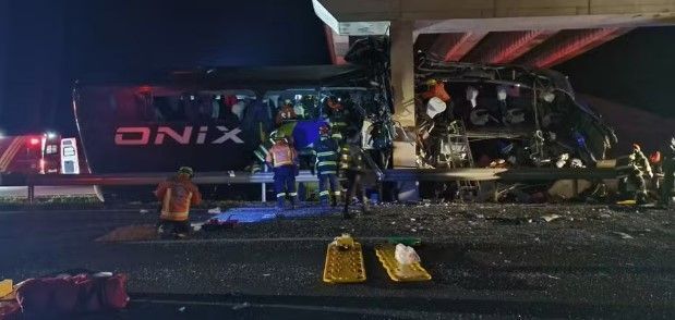 Acidente grave com ônibus de turismo deixa pelo menos 10 mortos e outros feridos em SP