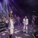Rolê aleatório? Ronaldinho ‘rouba cena’ e participa de show de Thiaguinho