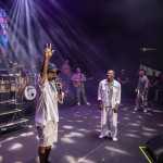 Rolê aleatório? Ronaldinho ‘rouba cena’ e participa de show de Thiaguinho
