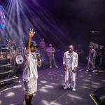 Rolê aleatório? Ronaldinho ‘rouba cena’ e participa de show de Thiaguinho