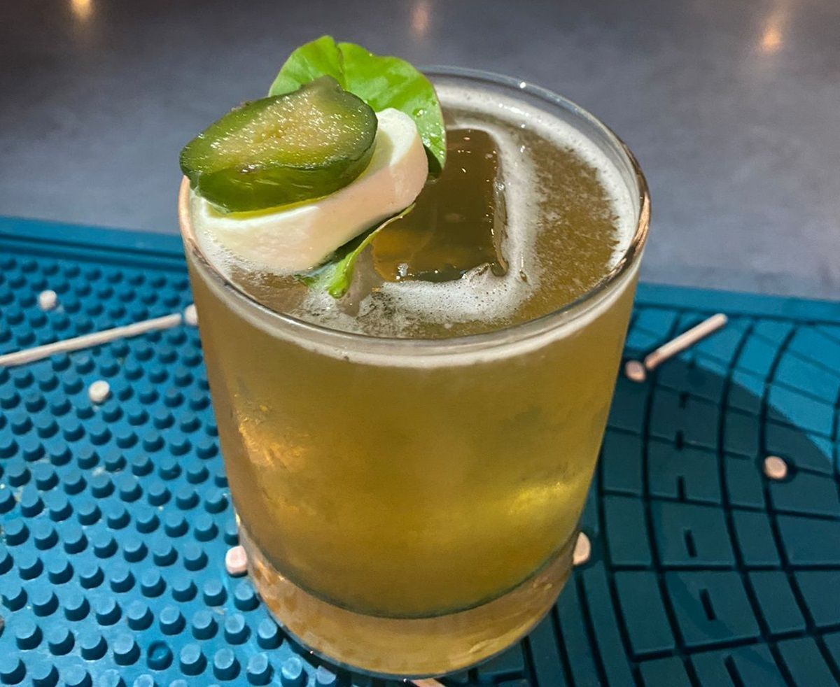 Vai uma pro santo?  Pura ou em drinks, cachaça celebra seu dia nacional