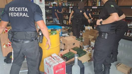 Operação aconteceu na manhã desta quinta-feira em duas adegas em uma residência