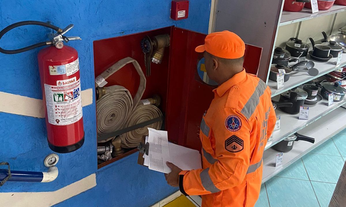 Estabelecimento é advertido na Operação Alerta Vermelho - Natal dos Bombeiros em Juiz de Fora