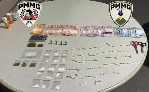 106 pedras de crack, 15 envelopes de cocaína, duas pequenas barras de maconha, quatro munições calibre .32 e dinheiro foram encontradas no local