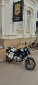 Moto utilizada na ação criminosa foi apreendida pelos agentes policiais