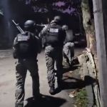 Vídeo: Bope entra em comunidade, troca tiros com bandidos e prende suspeito no RJ