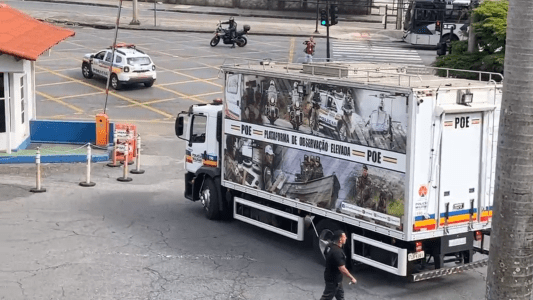 Foto mostra veículos da Polícia Militar a caminho da operação no bairro Cabana do Pai Tomás, em BH