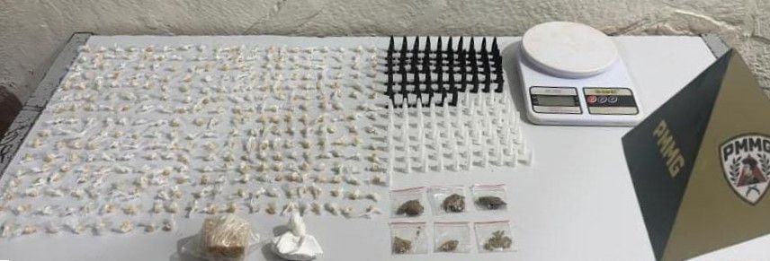 Polícia Militar apreende mais de 300 pedras de crack e cocaína em Montes Claros