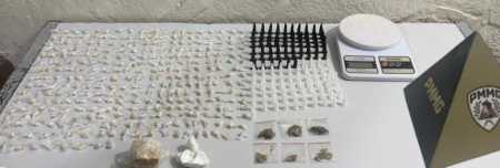 Com o apoio do cão farejador da equipe ROCCA, mais de 300 pedras de crack e cocaína foram apreendidas durante a operação