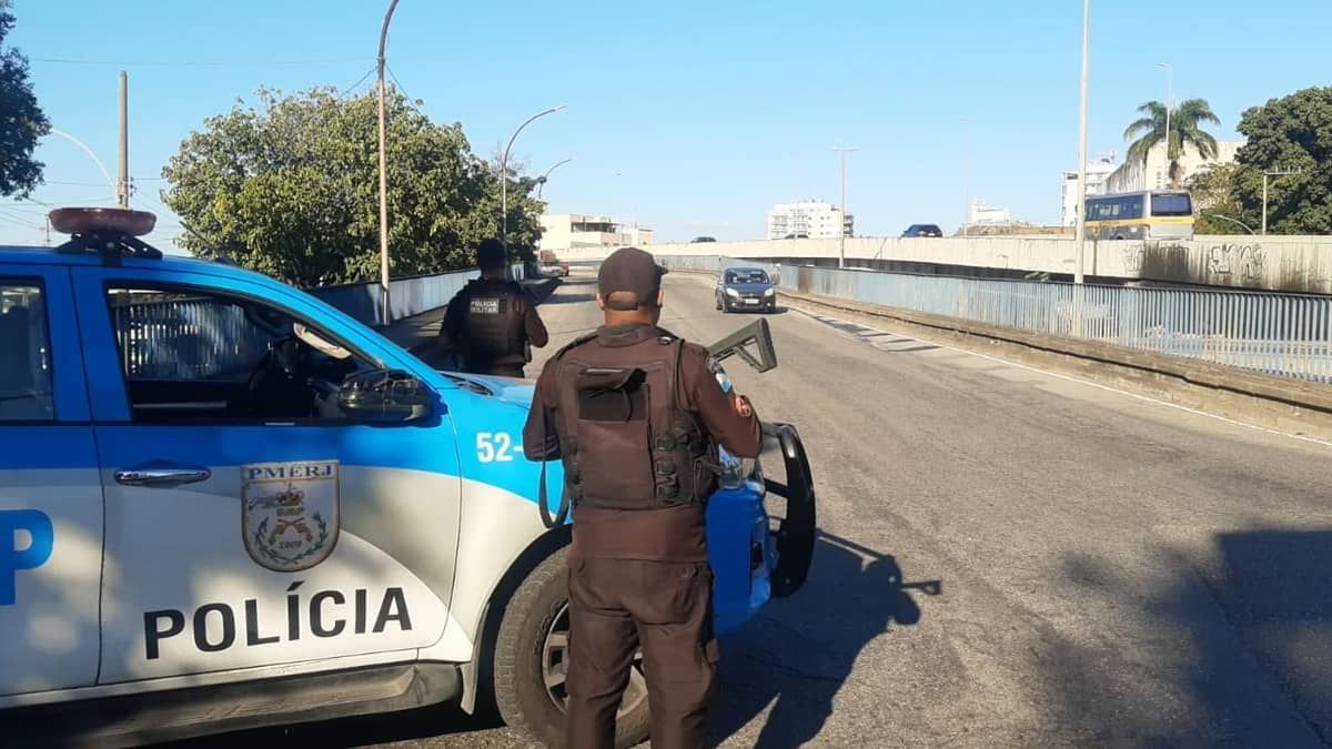 Quadrilha suspeita de extorsão contra moradores e comerciantes é alvo da polícia no Rio de Janeiro 